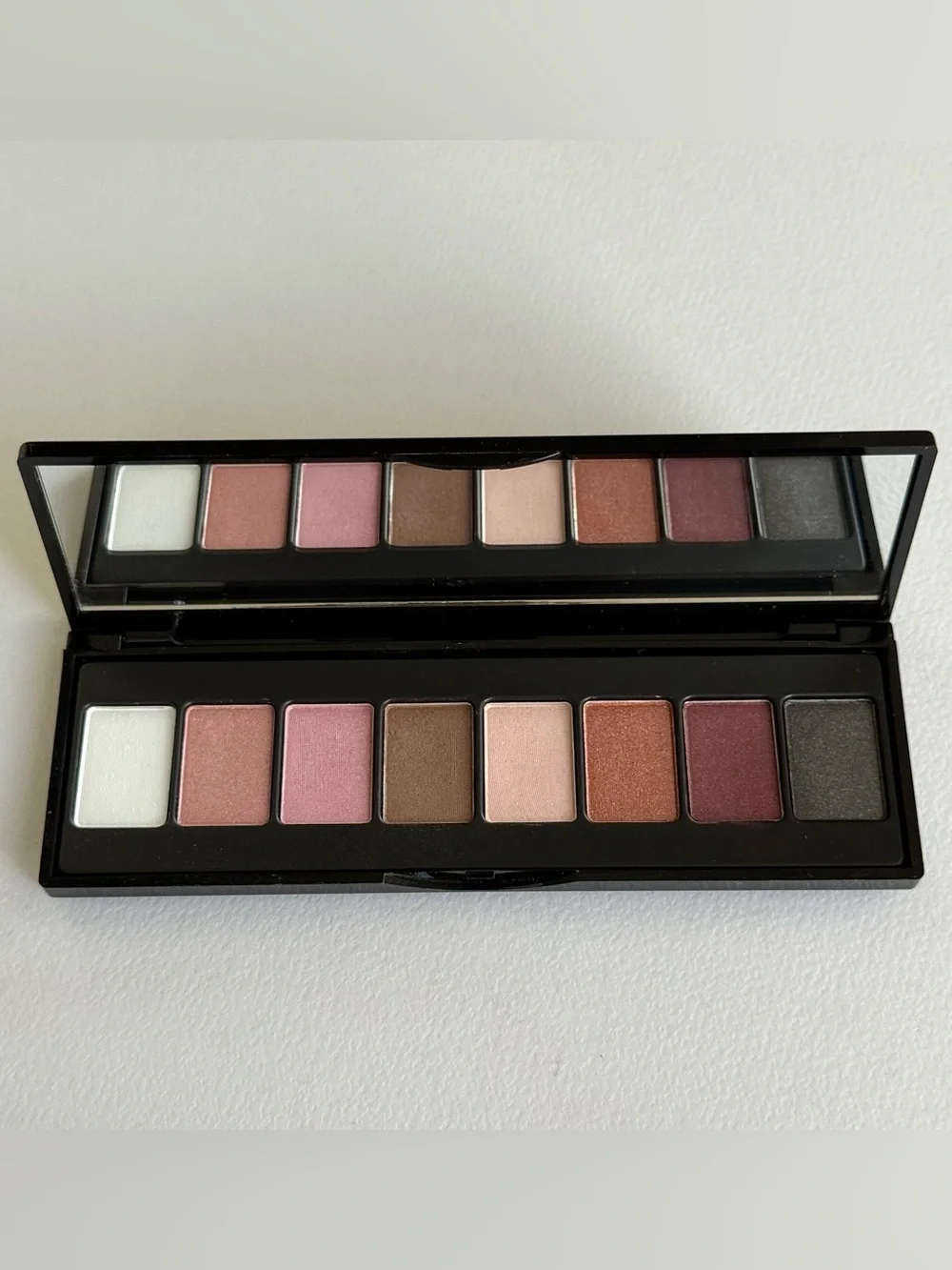 Elizabeth Arden Eye Shadows Palette. 8 Colors. Full size. NET WT. 226 OZ. 6.4g.